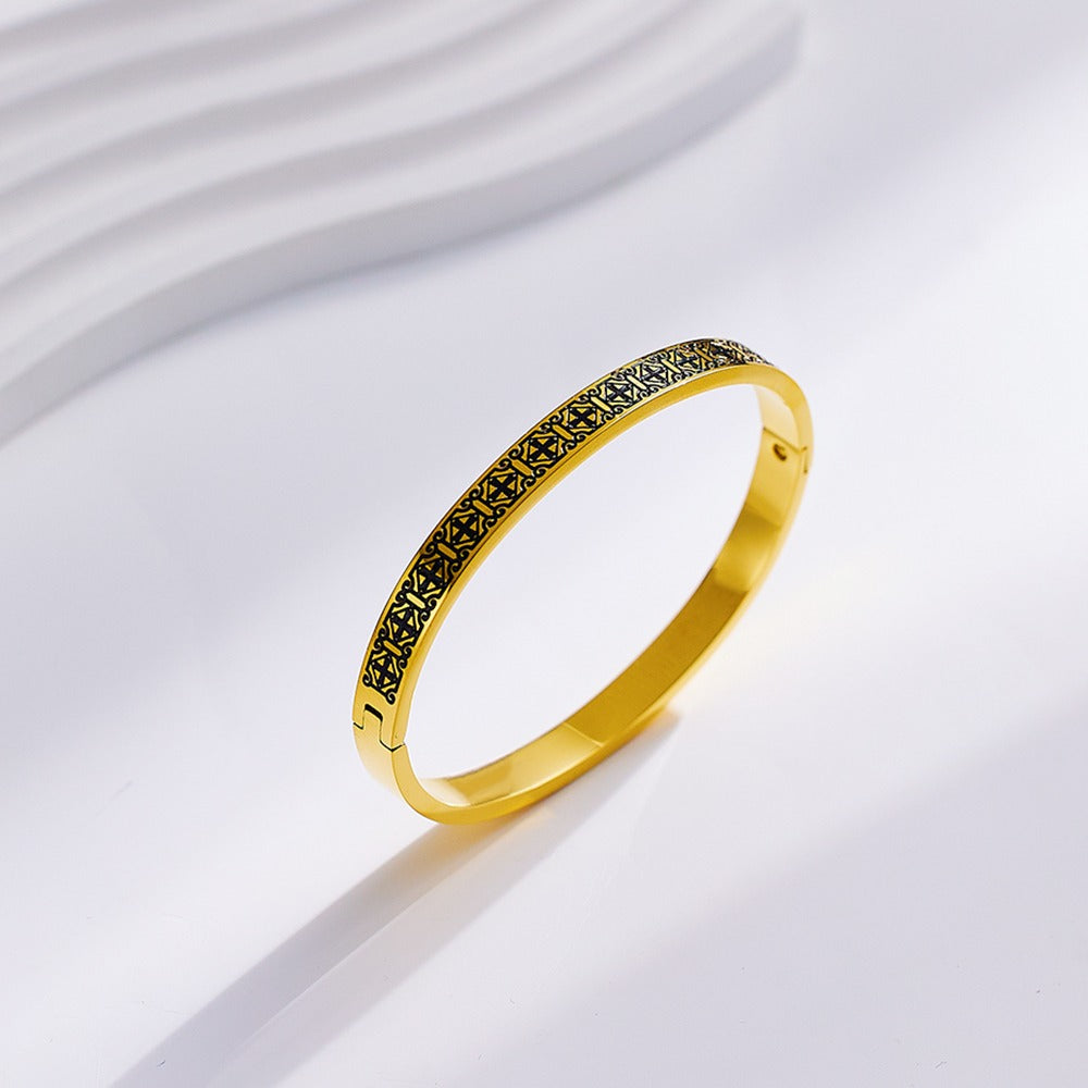 Bangle with lovely black design