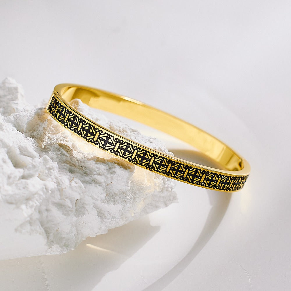 Bangle with lovely black design