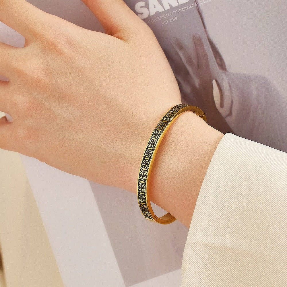 Bangle with lovely black design