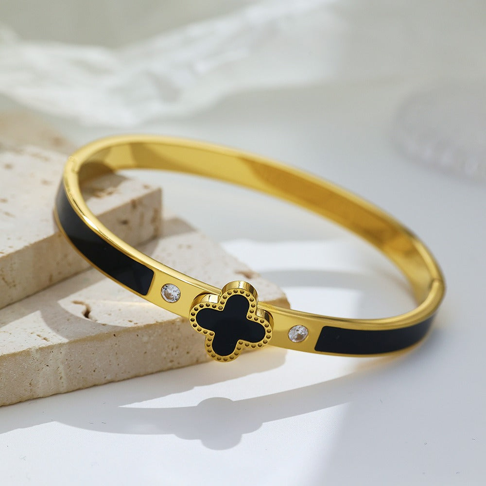 Bangle with one black clover design on top