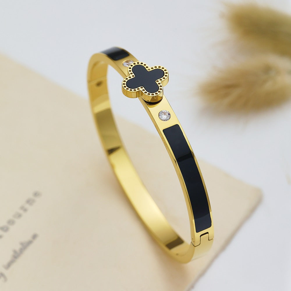 Bangle with one black clover design on top