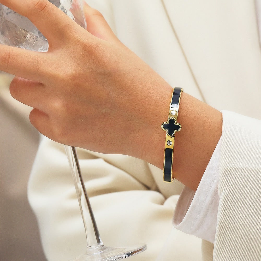 Bangle with one black clover design on top
