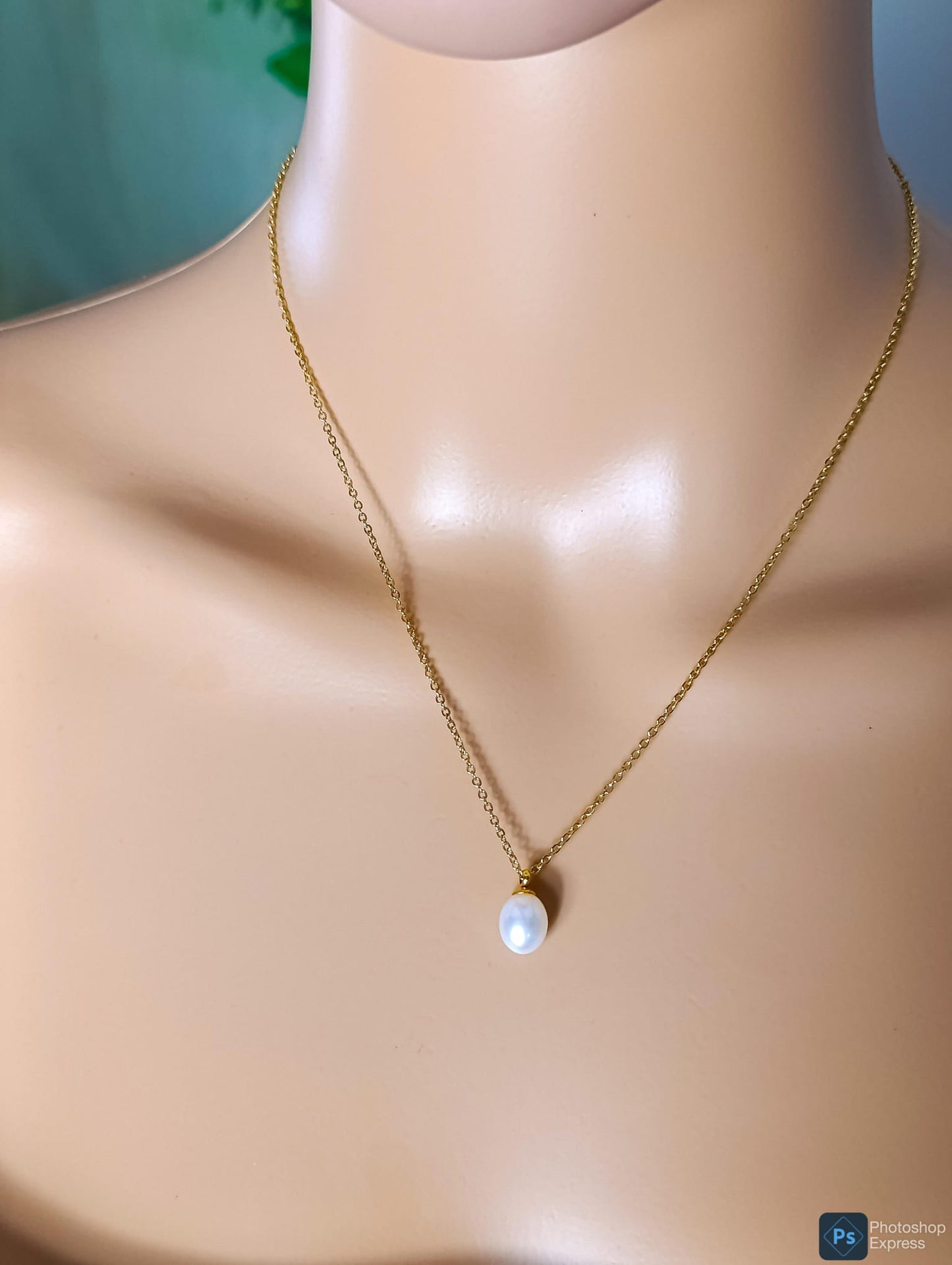 Necklace with pearl pendant.