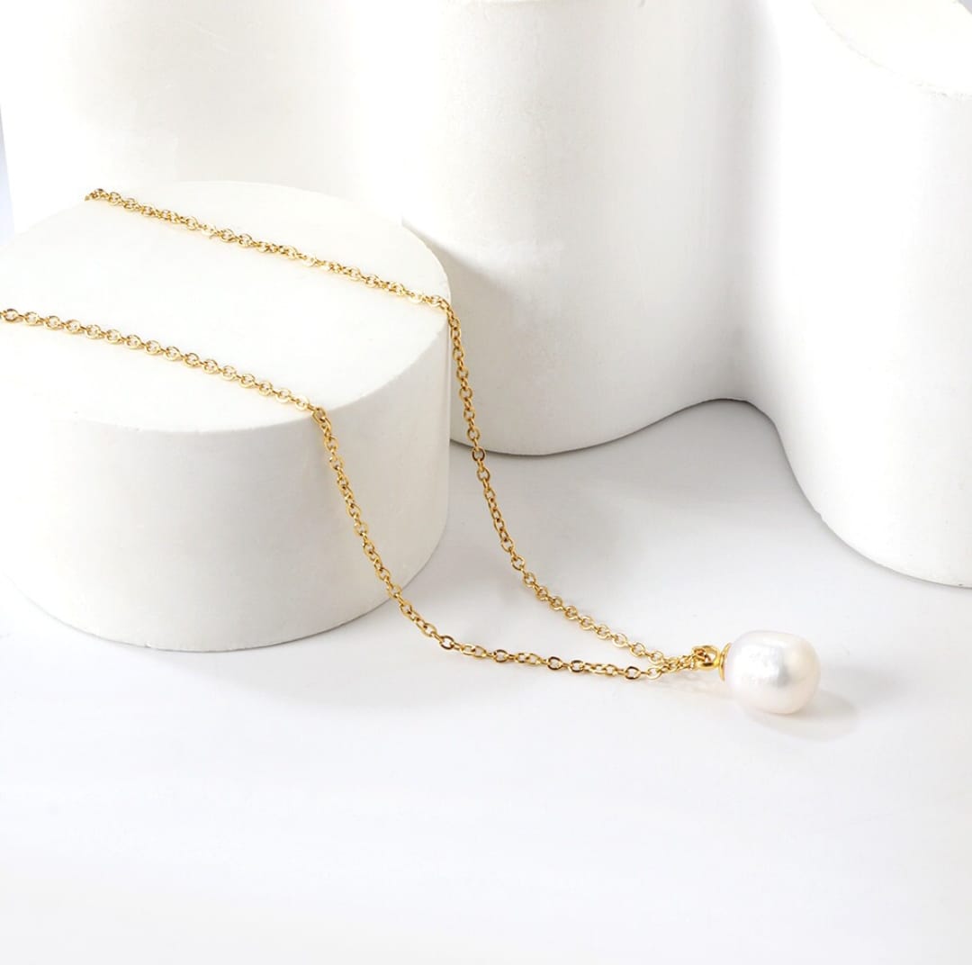 Necklace with pearl pendant.