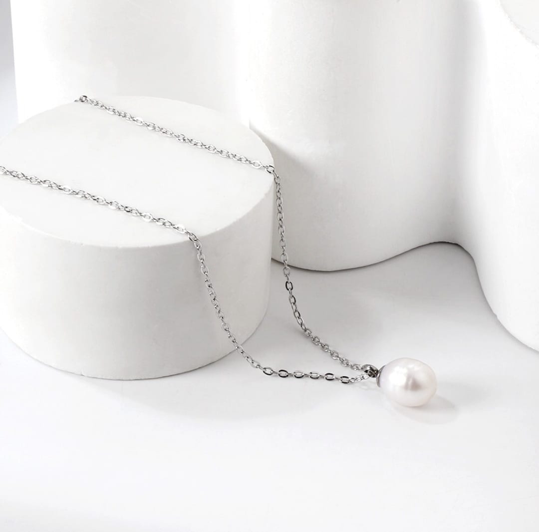 Necklace with pearl pendant.