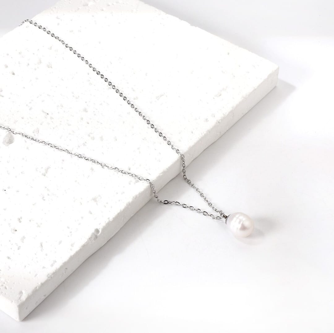 Necklace with pearl pendant.