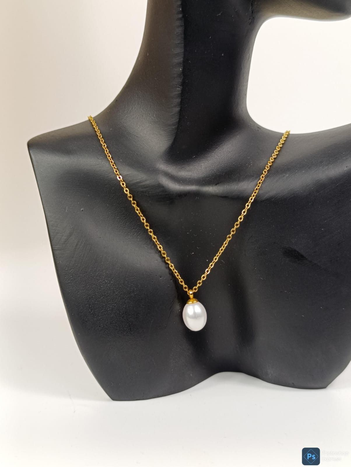 Necklace with pearl pendant.