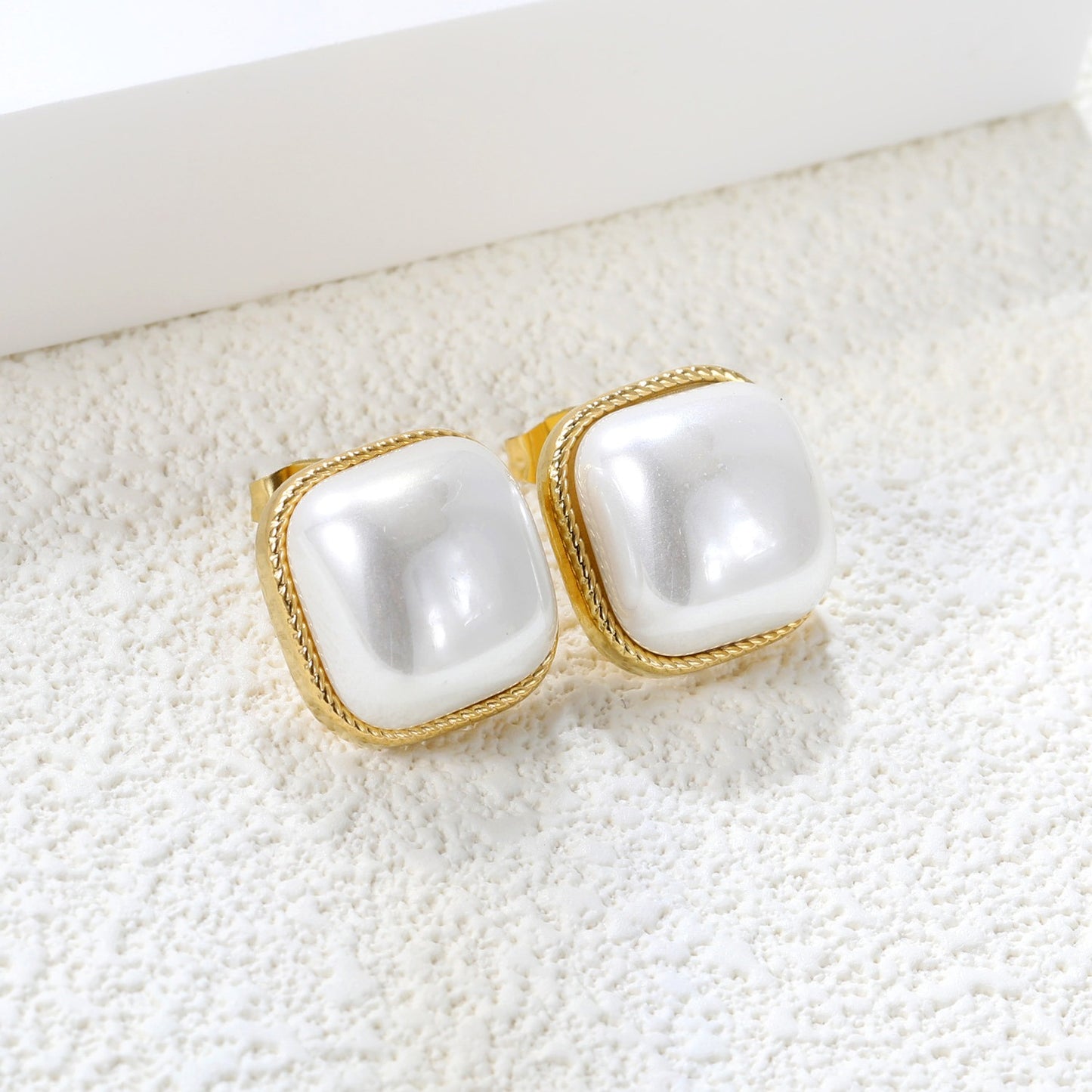 Squared shaped pearl studs