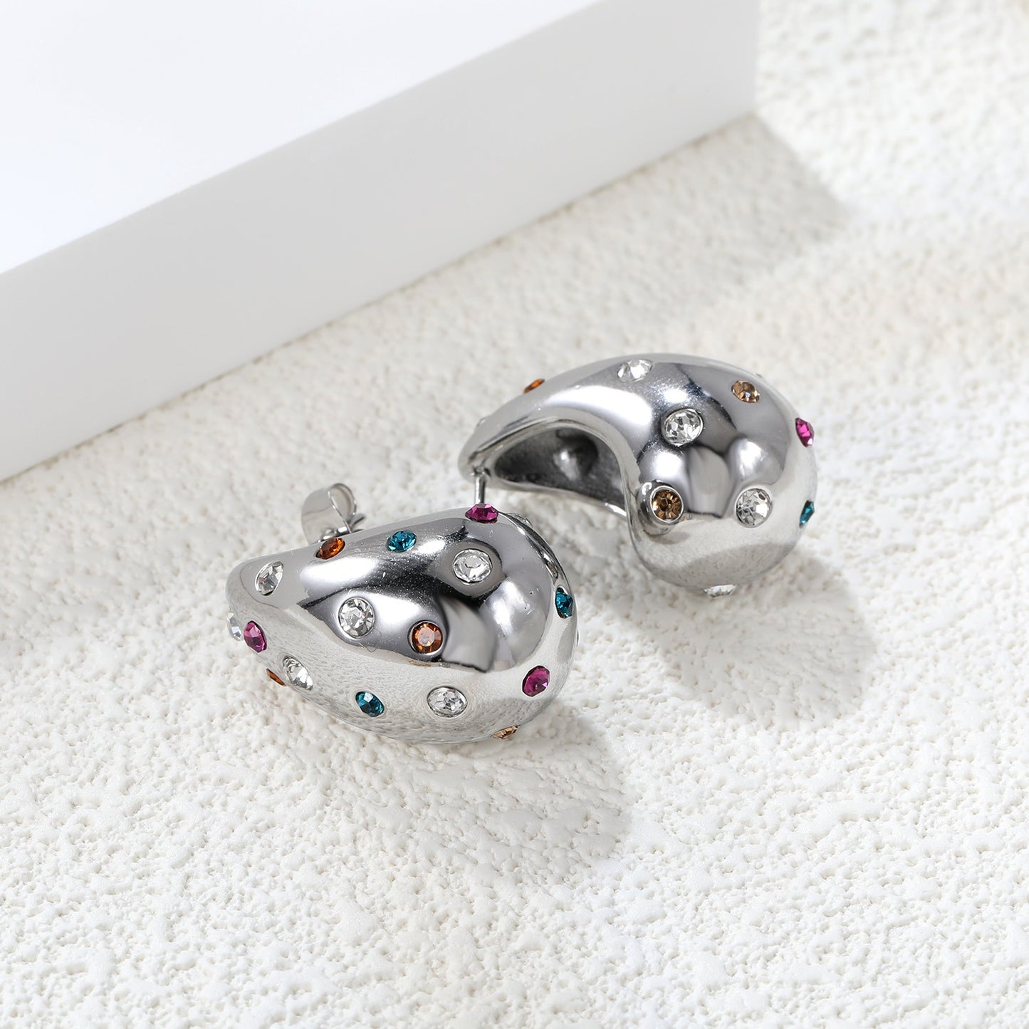 Tear drops earring with different color stones.