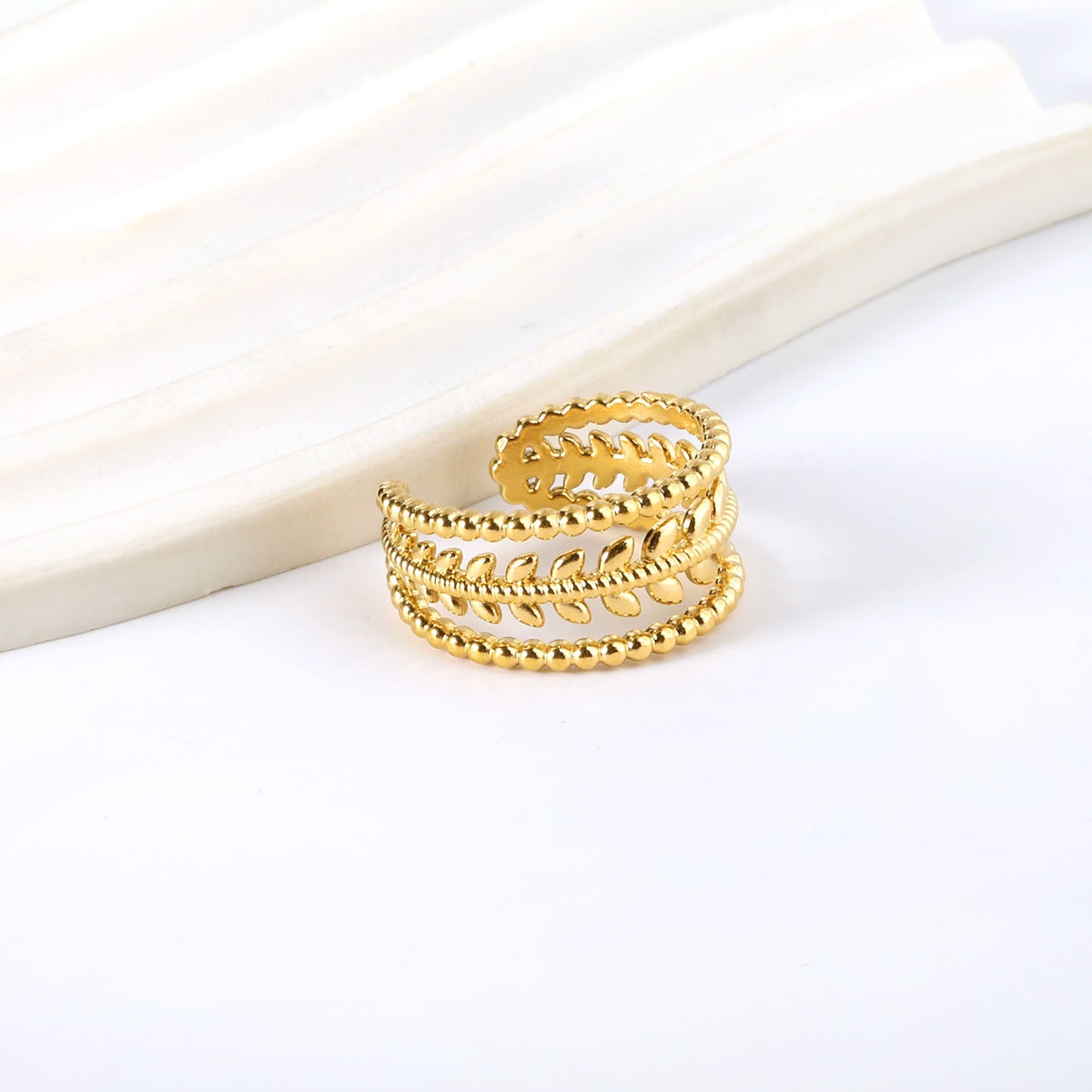 Ring with leave design all over