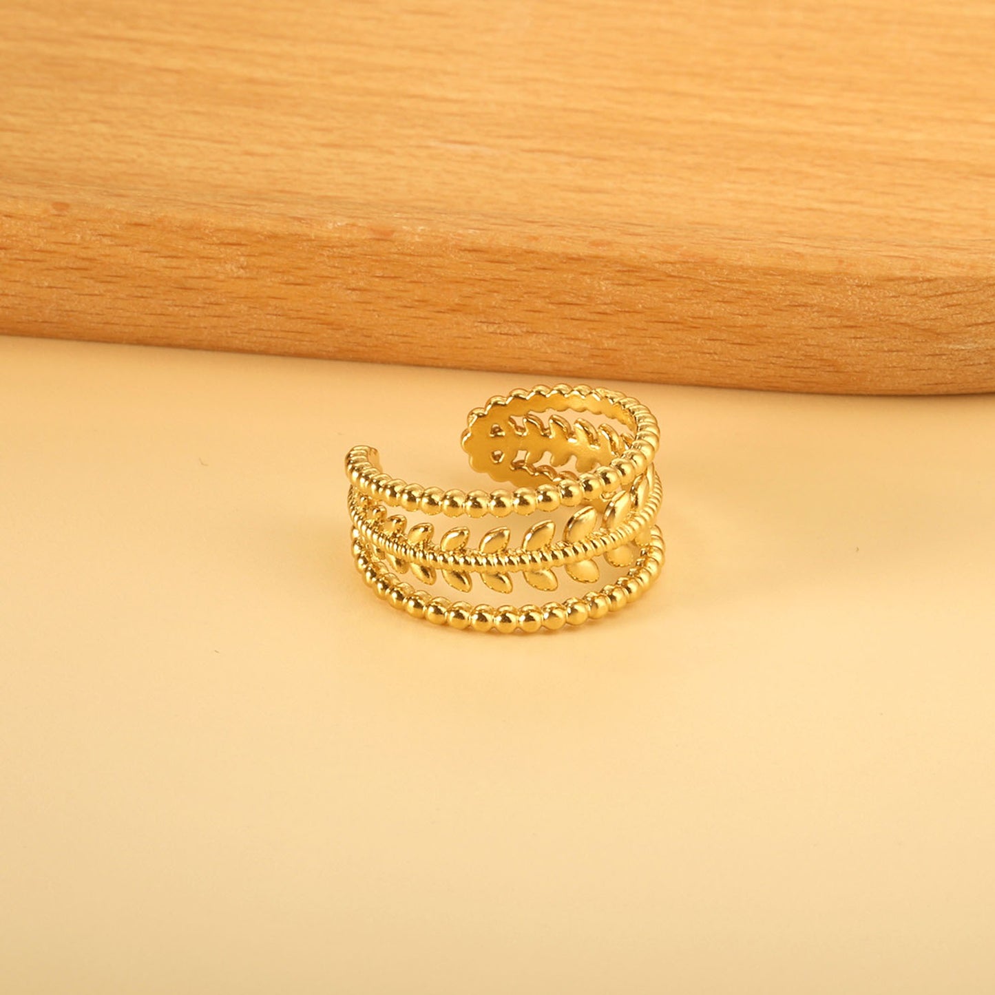 Ring with leave design all over