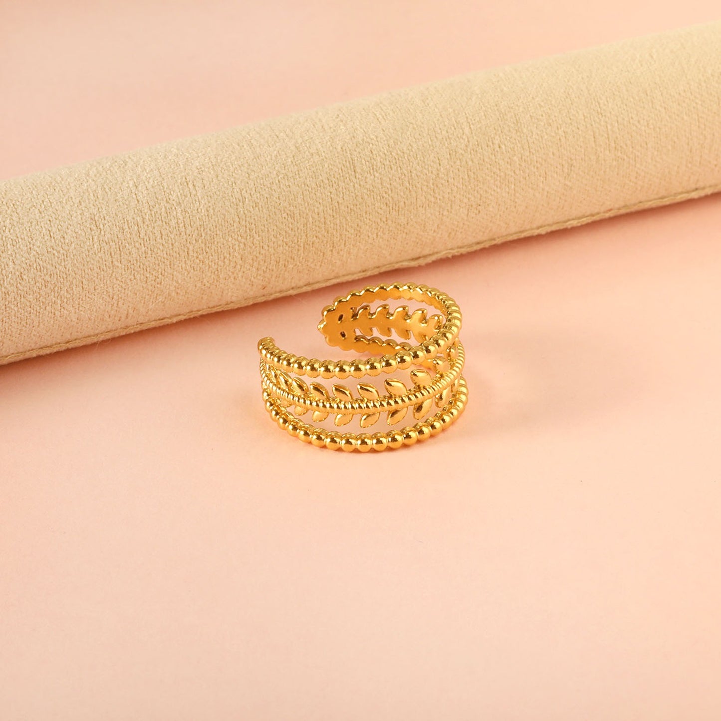 Ring with leave design all over