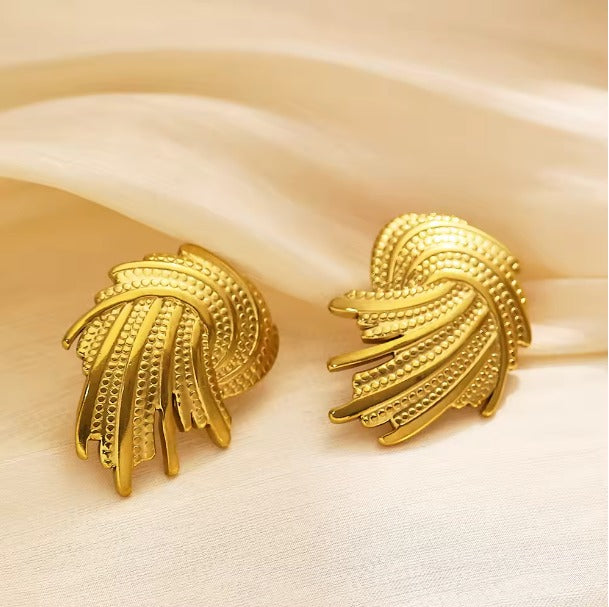 Bold stud with spiky design