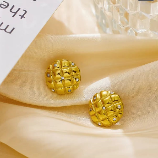 Cirlce pineapple shaped big stud with stones