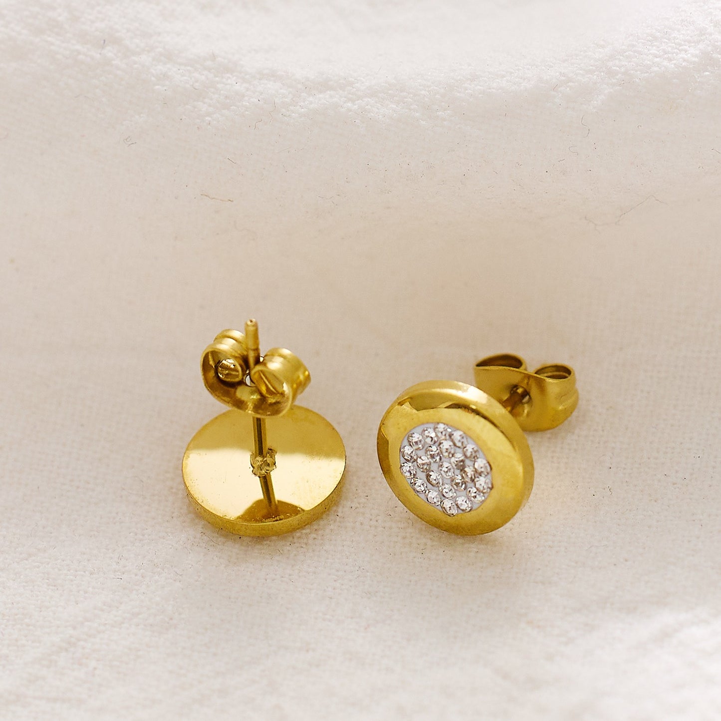 Round stud with stones