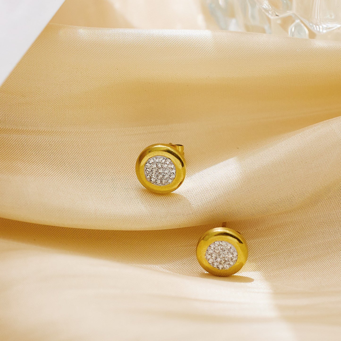 Round stud with stones