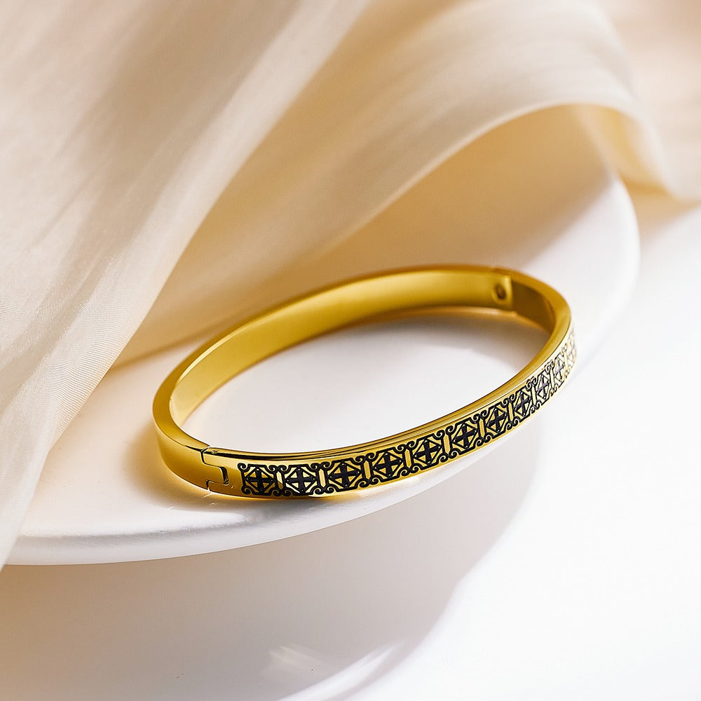 Bangle with lovely black design