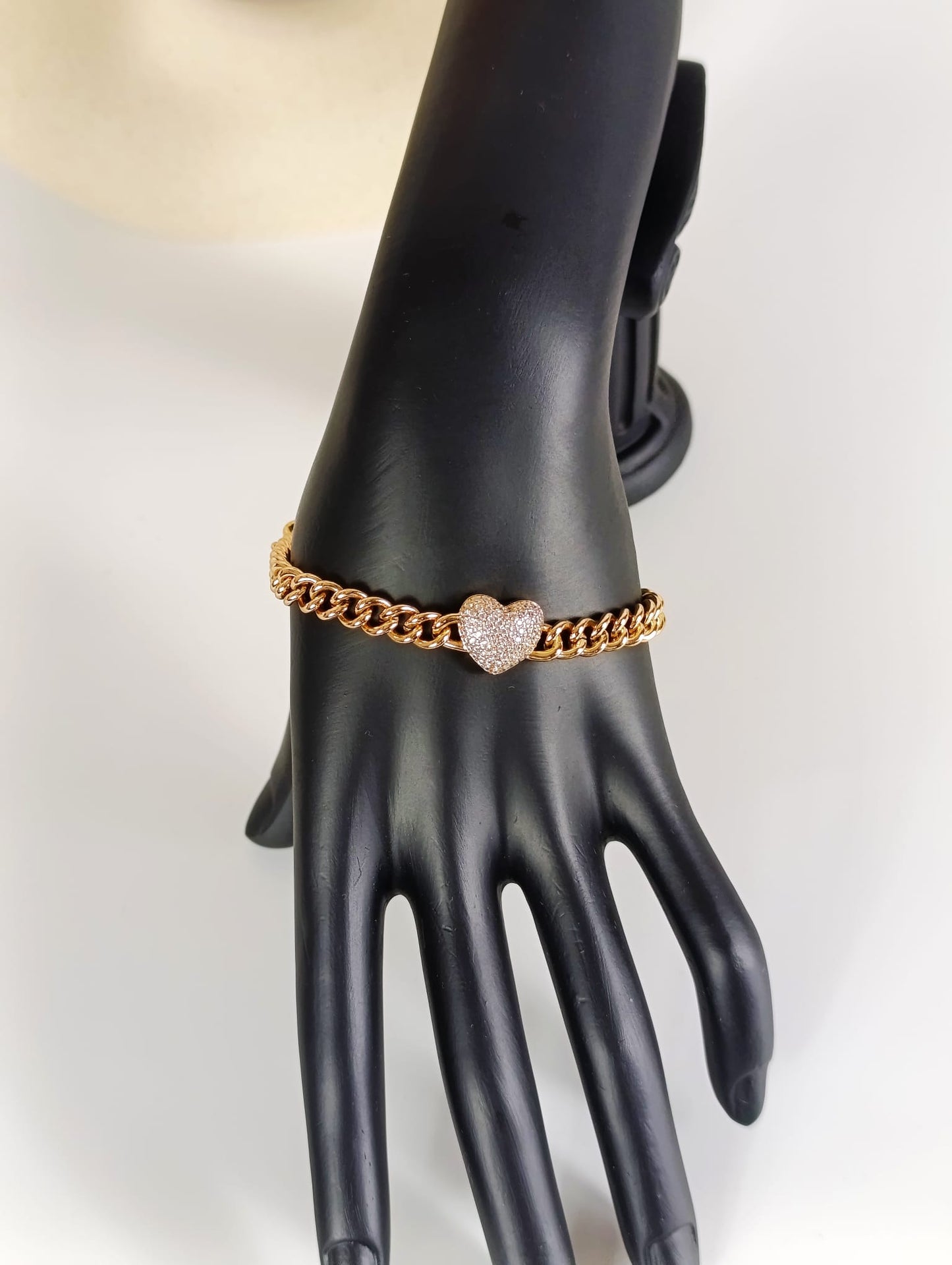 heart pendant bracelet. cuban chain bracelet. 18K goldplated. waterproof. Non-Tarnish. gifts for her. gifts, love bracelet. women bracelets.