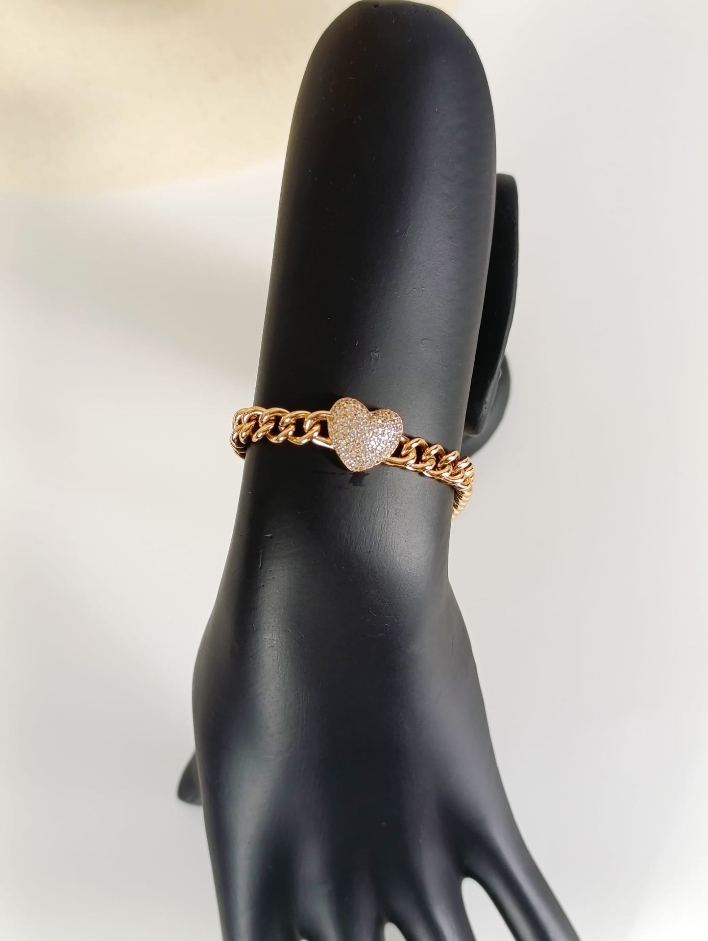 heart pendant bracelet. cuban chain bracelet. 18K goldplated. waterproof. Non-Tarnish. gifts for her. gifts, love bracelet. women bracelets.