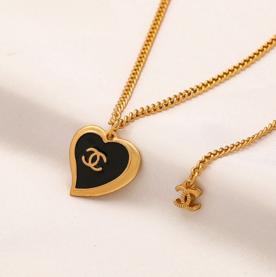N-Chanel104. Chanel necklace with black heart pendant. Stainless Steel. Waterproof.