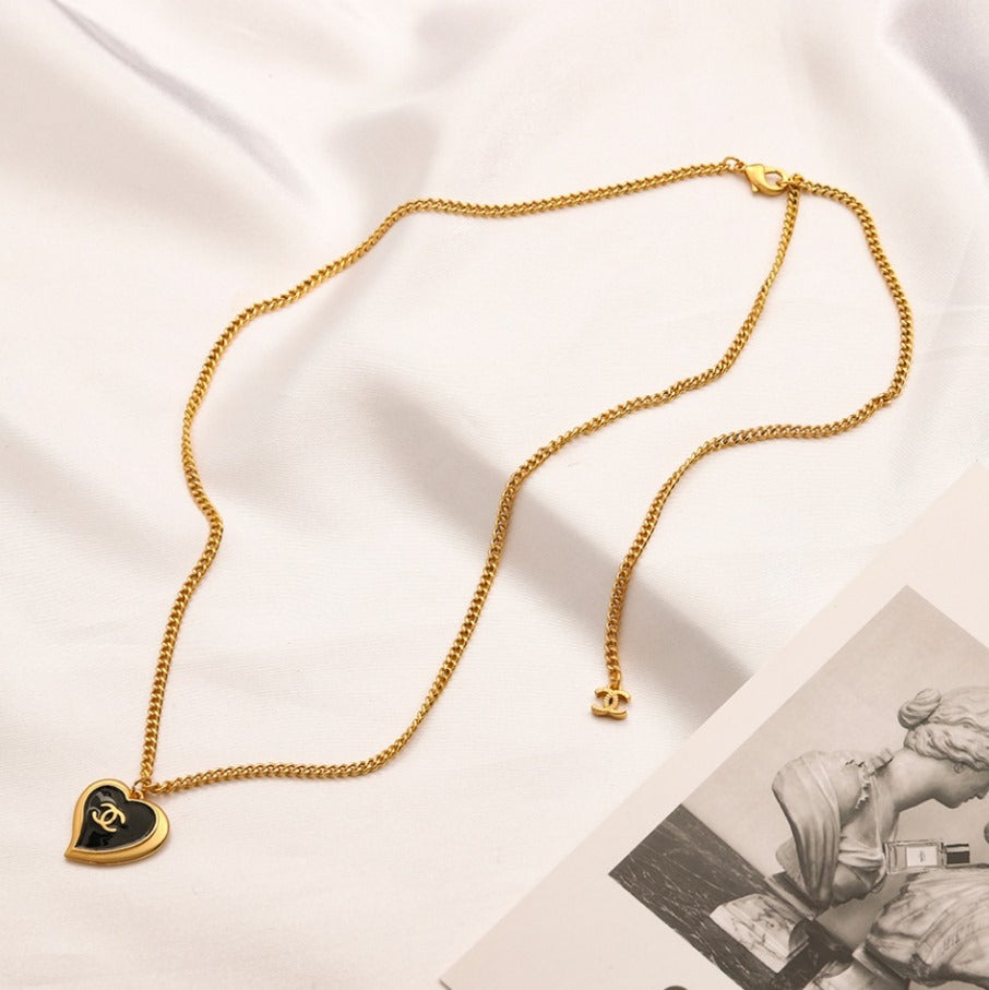 N-Chanel104. Chanel necklace with black heart pendant. Stainless Steel. Waterproof.
