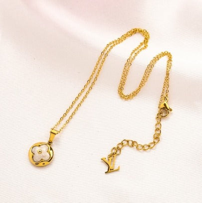 N-LV26. LV Stainless steel, Waterproof, Necklace with kleeblat pendant.