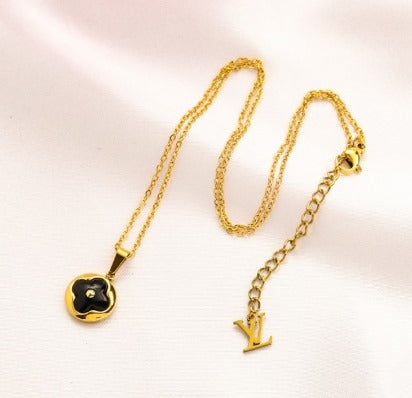 N-LV26. LV Stainless steel, Waterproof, Necklace with kleeblat pendant.