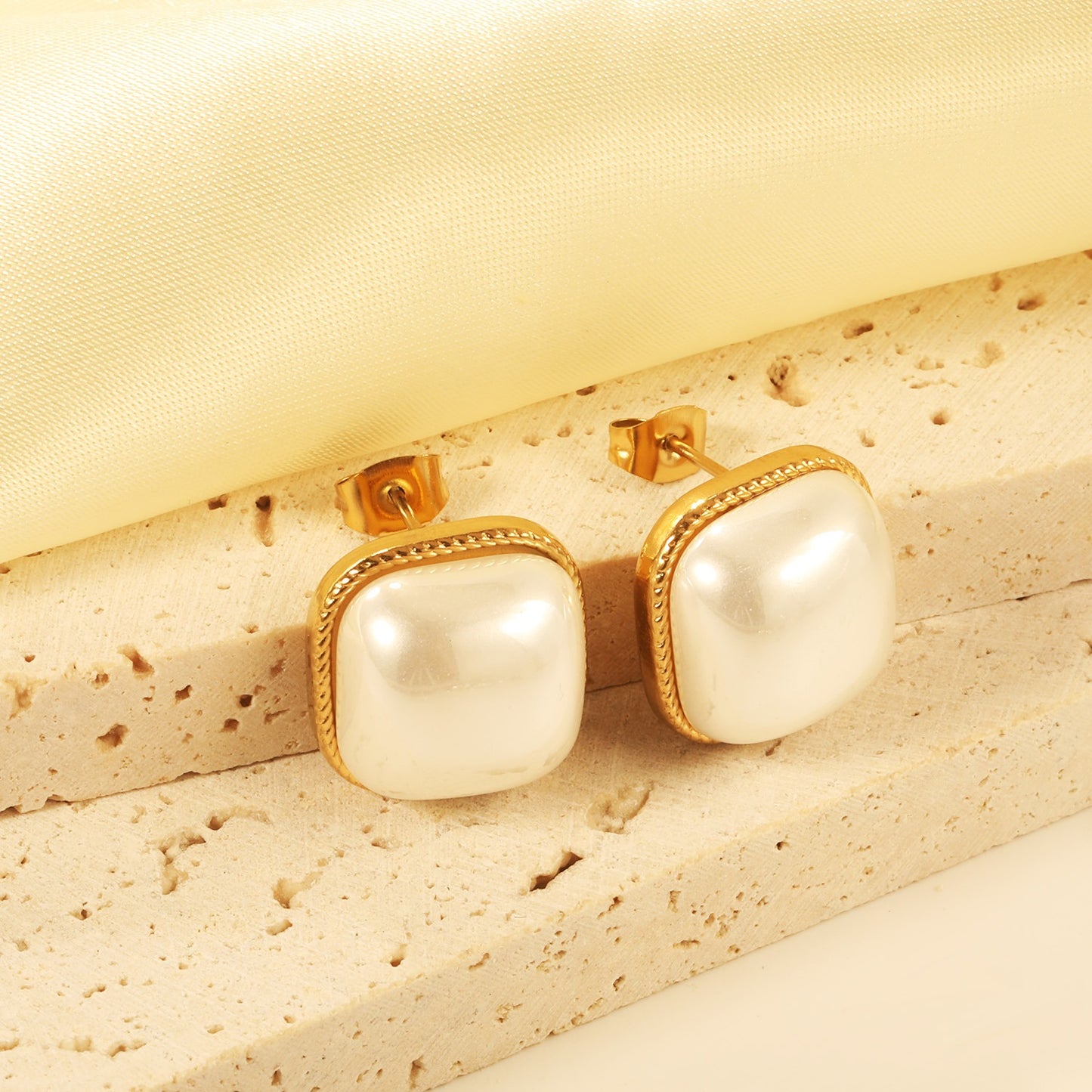 Squared shaped pearl studs