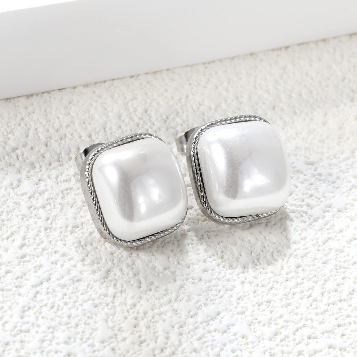 Squared shaped pearl studs