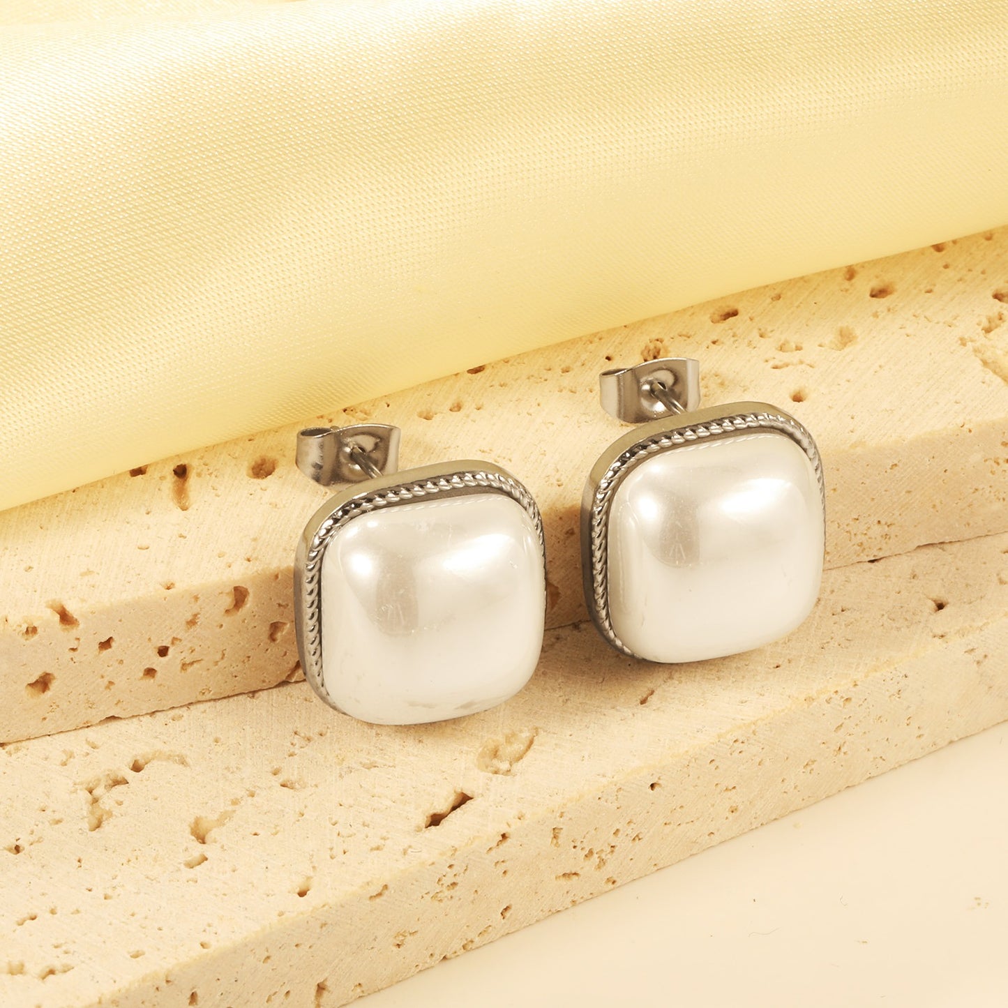Squared shaped pearl studs