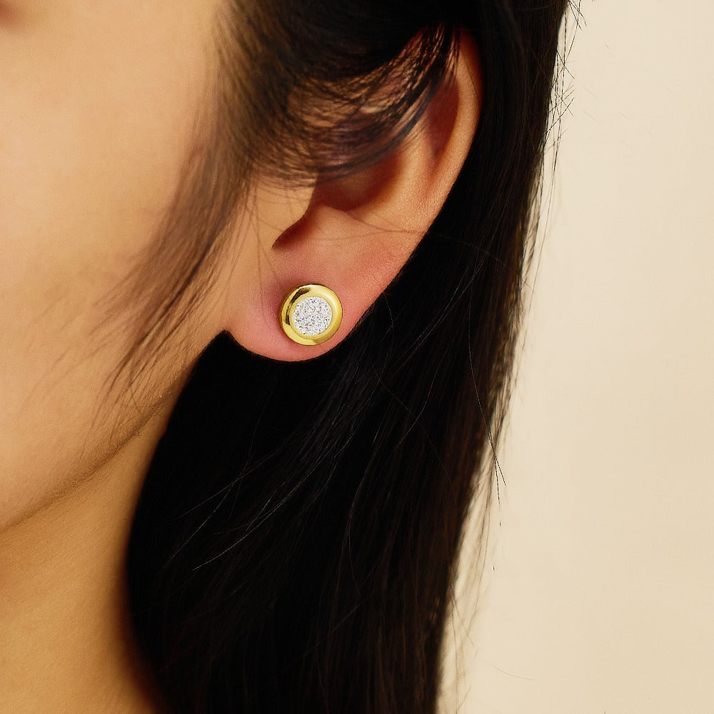 Round stud with stones