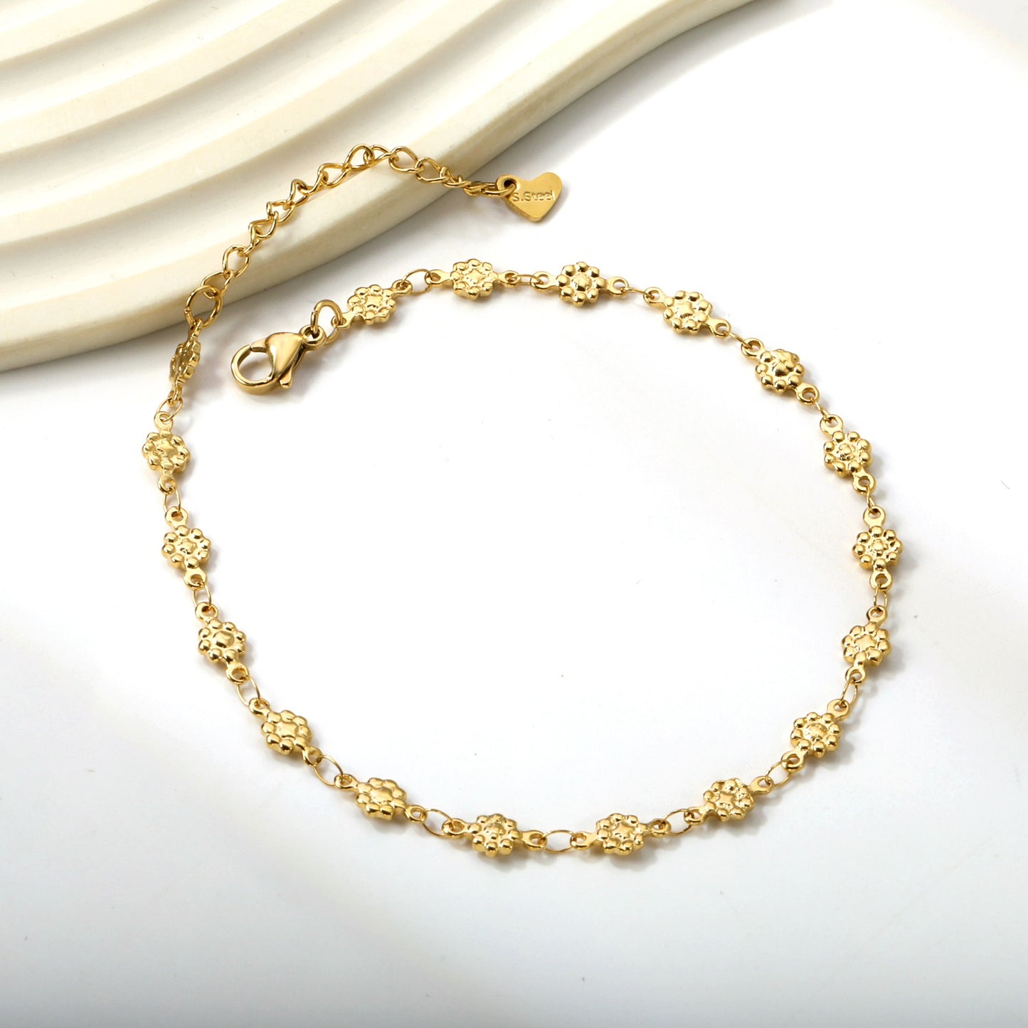 Single chain anklet with flower shape all around it