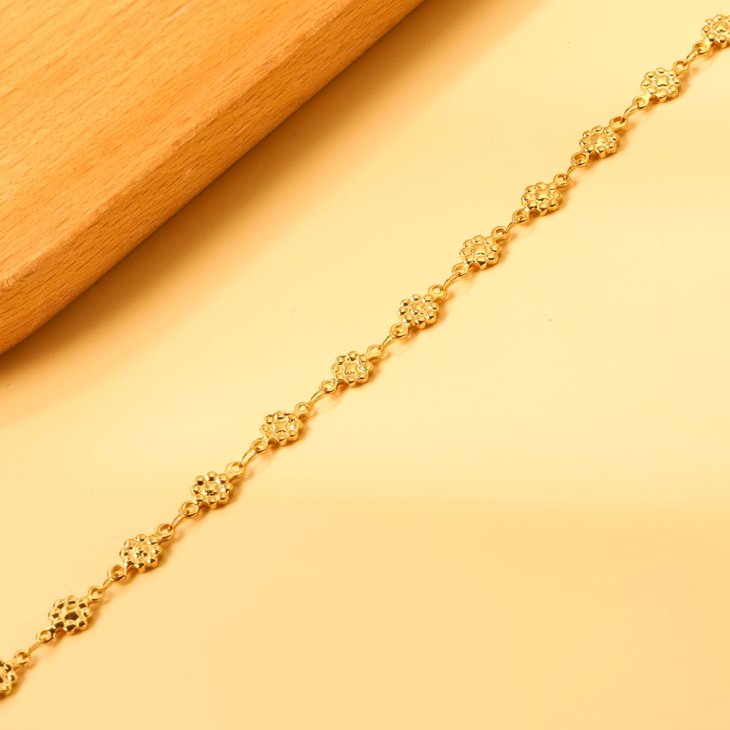 Single chain anklet with flower shape all around it